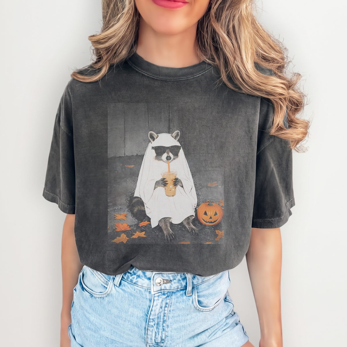T-Shirt „Geist-Waschbär trinkt Eiskaffee“