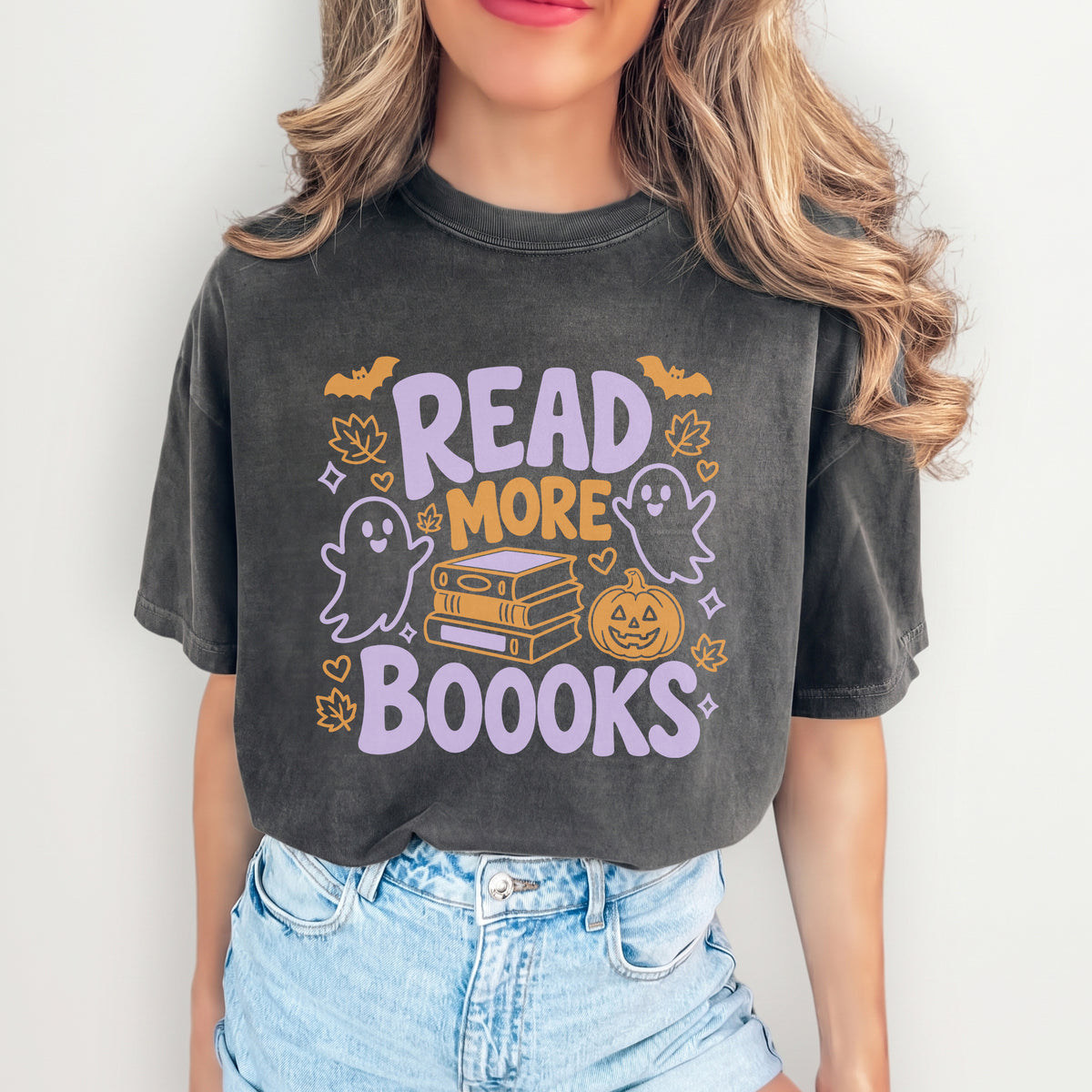 Camiseta gráfica tierna de fantasma para amantes de los libros – \"Read More Boooks\"
