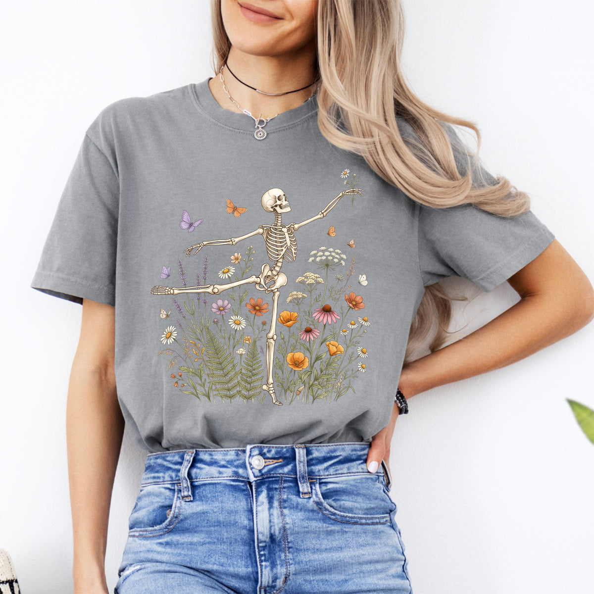 Grafik-T-Shirt mit tanzendem Skelett in Arabesque und Wildblumen – florales Ballettshirt