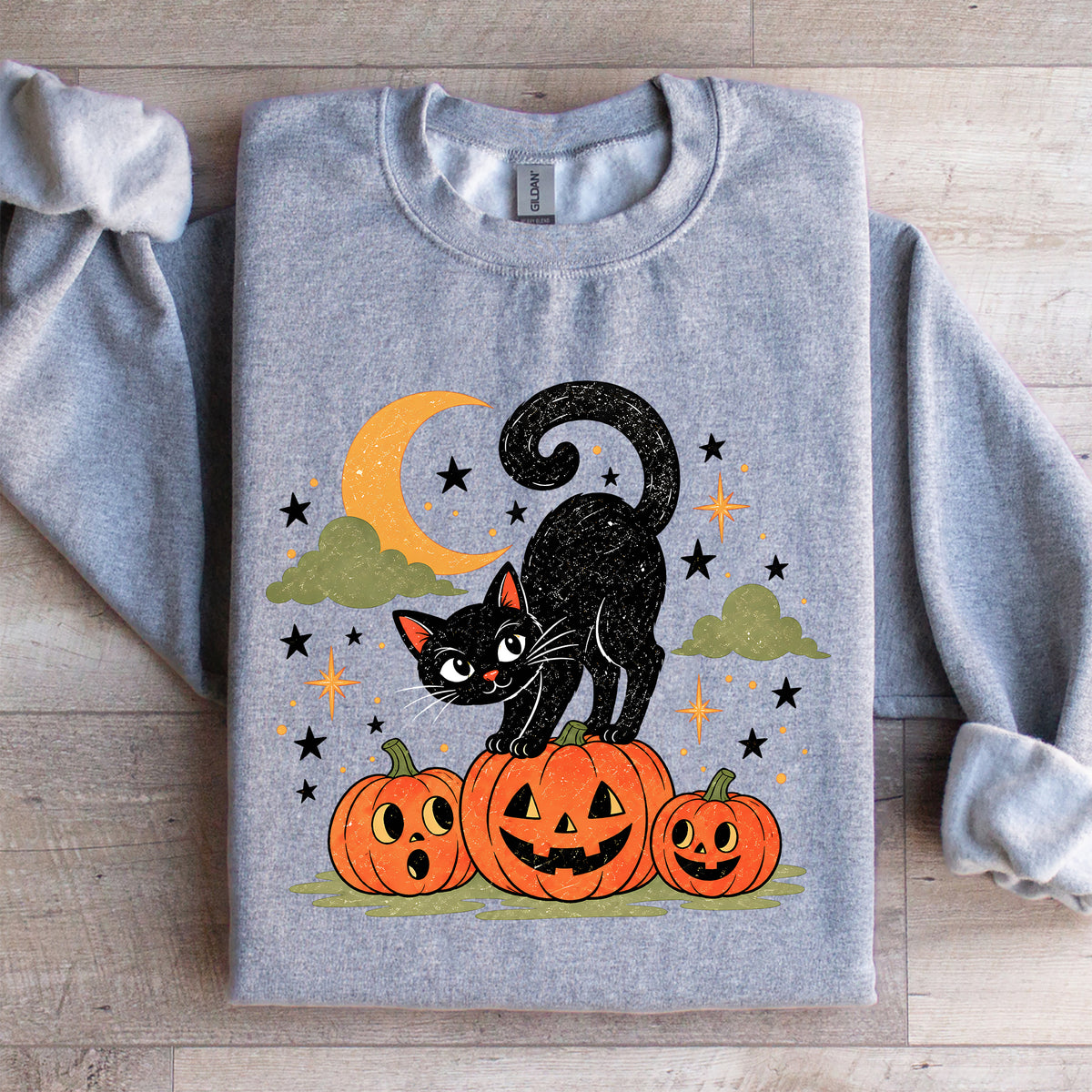 Fleece-Sweatshirt zum Überziehen mit schwarzer Katze auf Kürbissen für die Gruselsaison