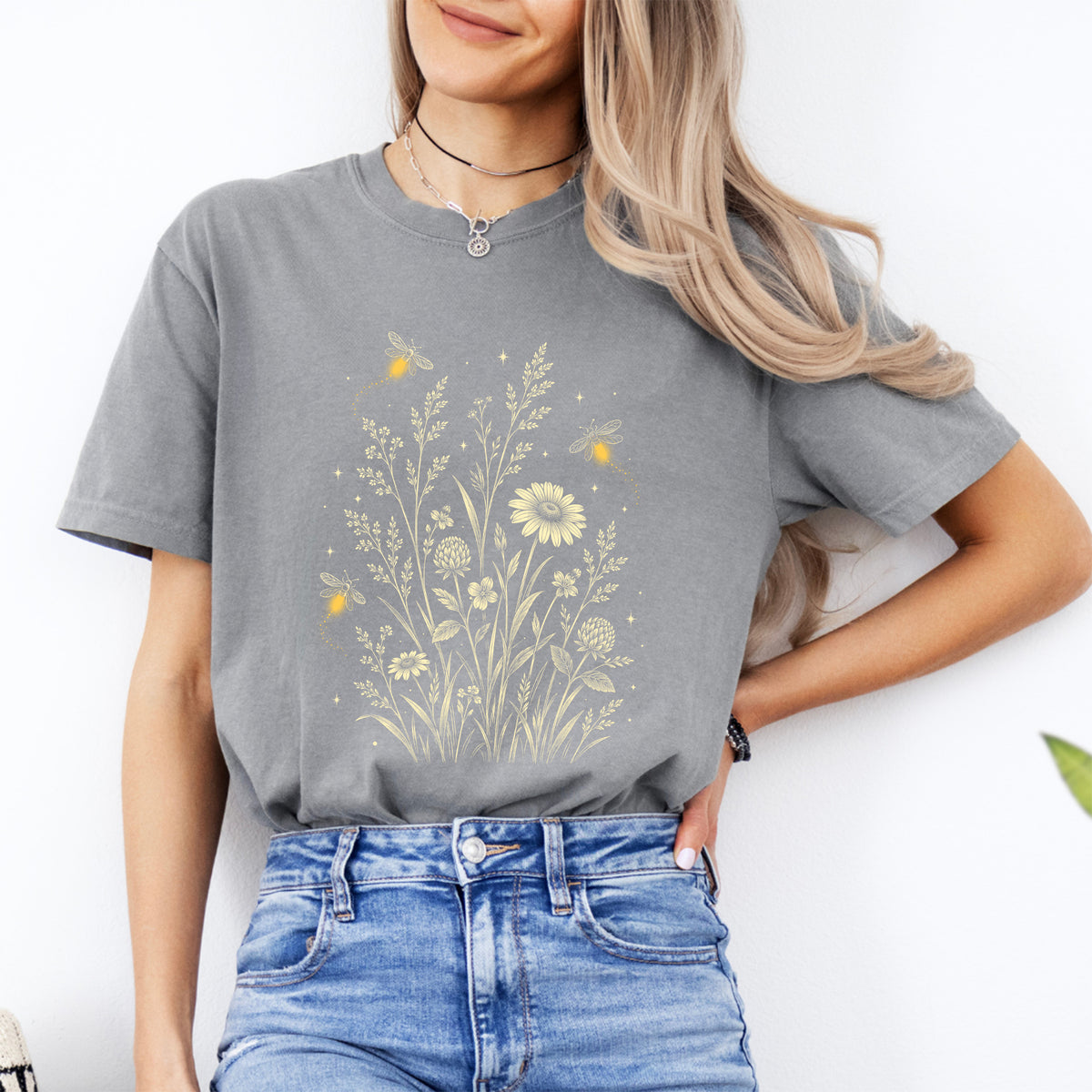 Botanisches Wildblumen-Glühwürmchen-Shirt – Florales Grafik-T-Shirt mit Sommerwiesenmotiv