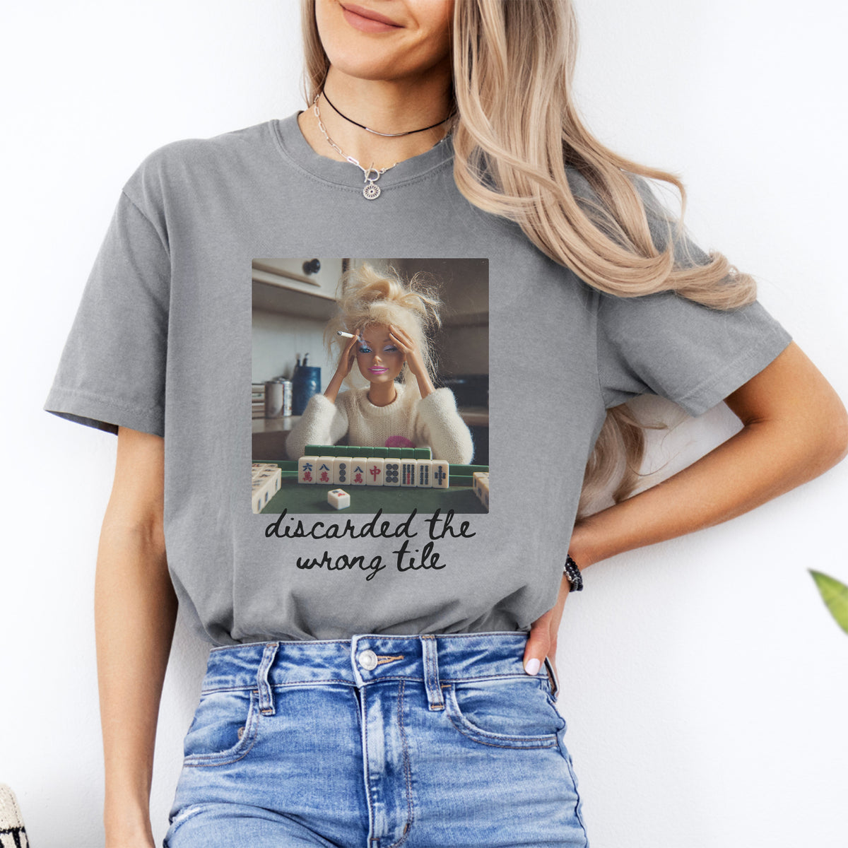 Grafik-T-Shirt für Mahjong-Spieler mit sarkastischem Spruch – „Verwarf den falschen Spielstein“