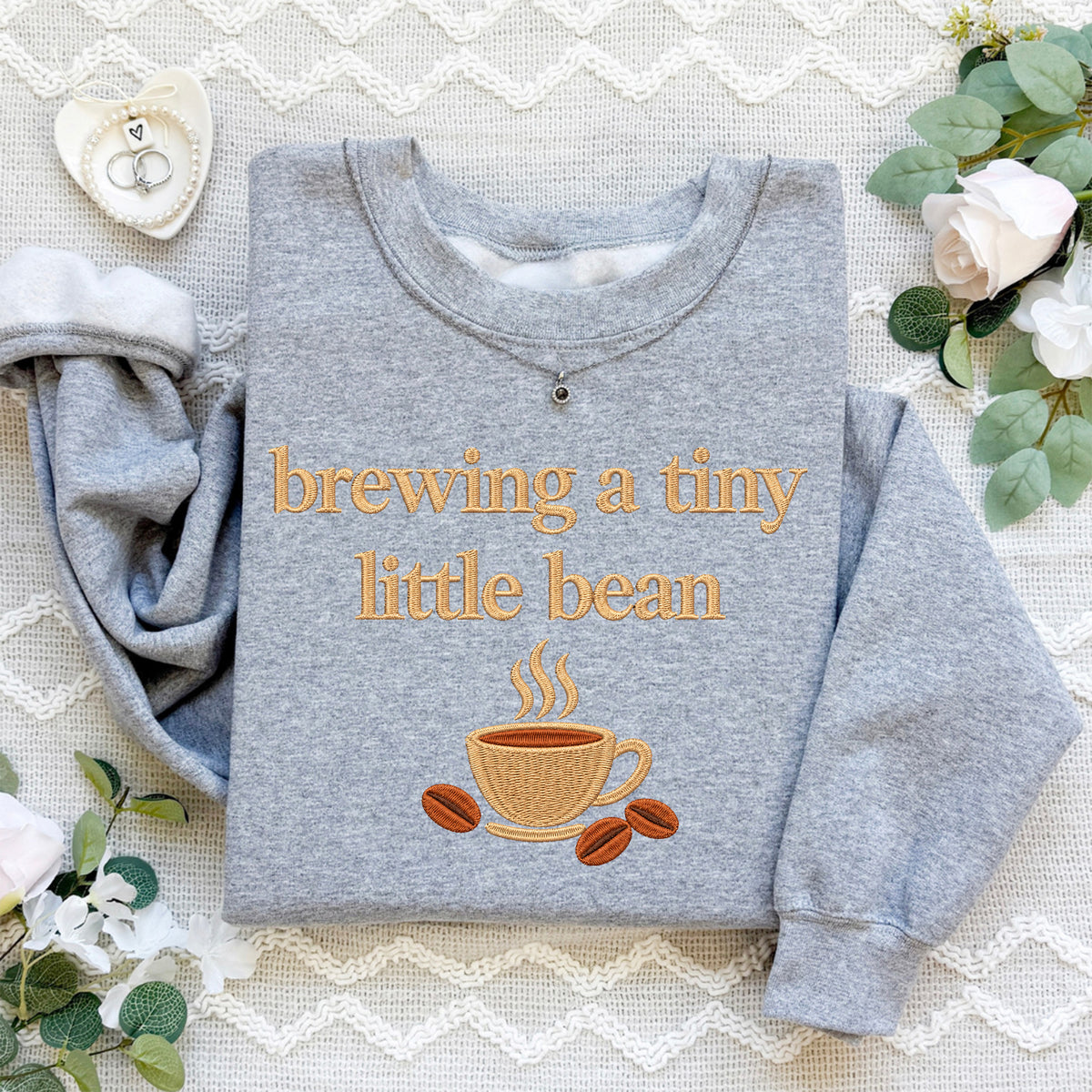 Sweatshirt mit gestickter kleiner Bohne beim Brauen