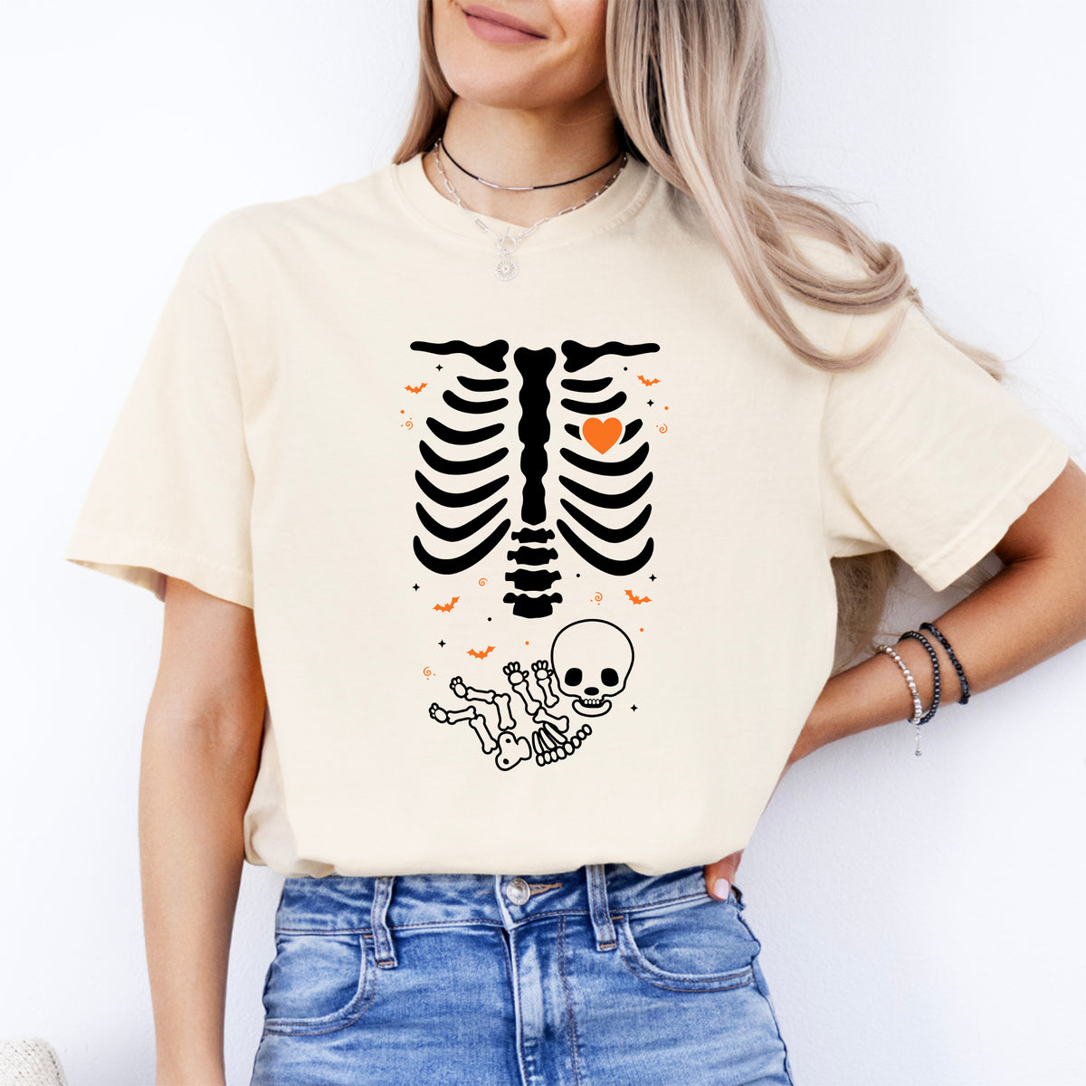T-shirt graphique de maternité d’Halloween avec radiographie d’un bébé squelette effrayant
