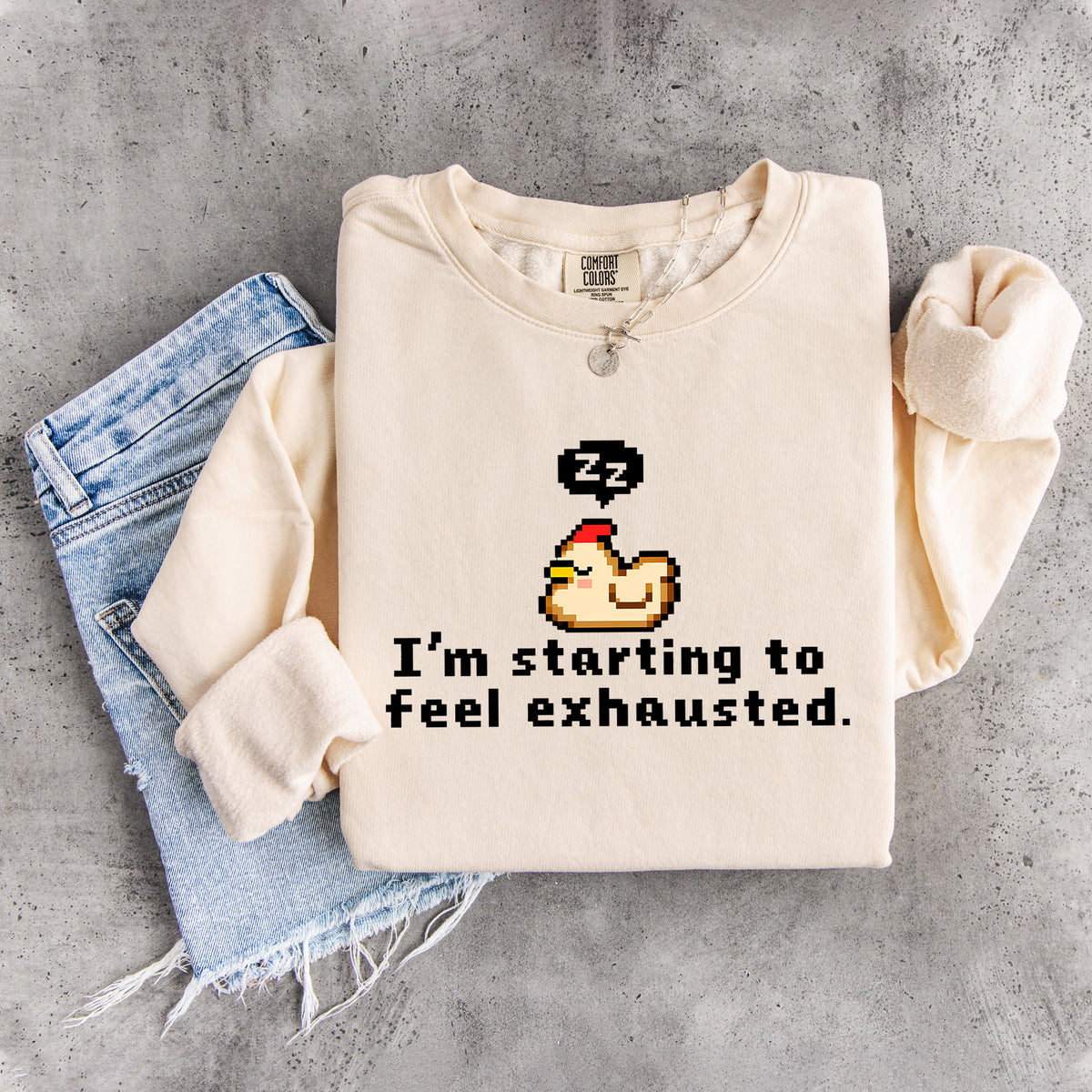 „Ich fühle mich langsam erschöpft“ – Sweatshirt mit verschlafenem Pixel-Huhn