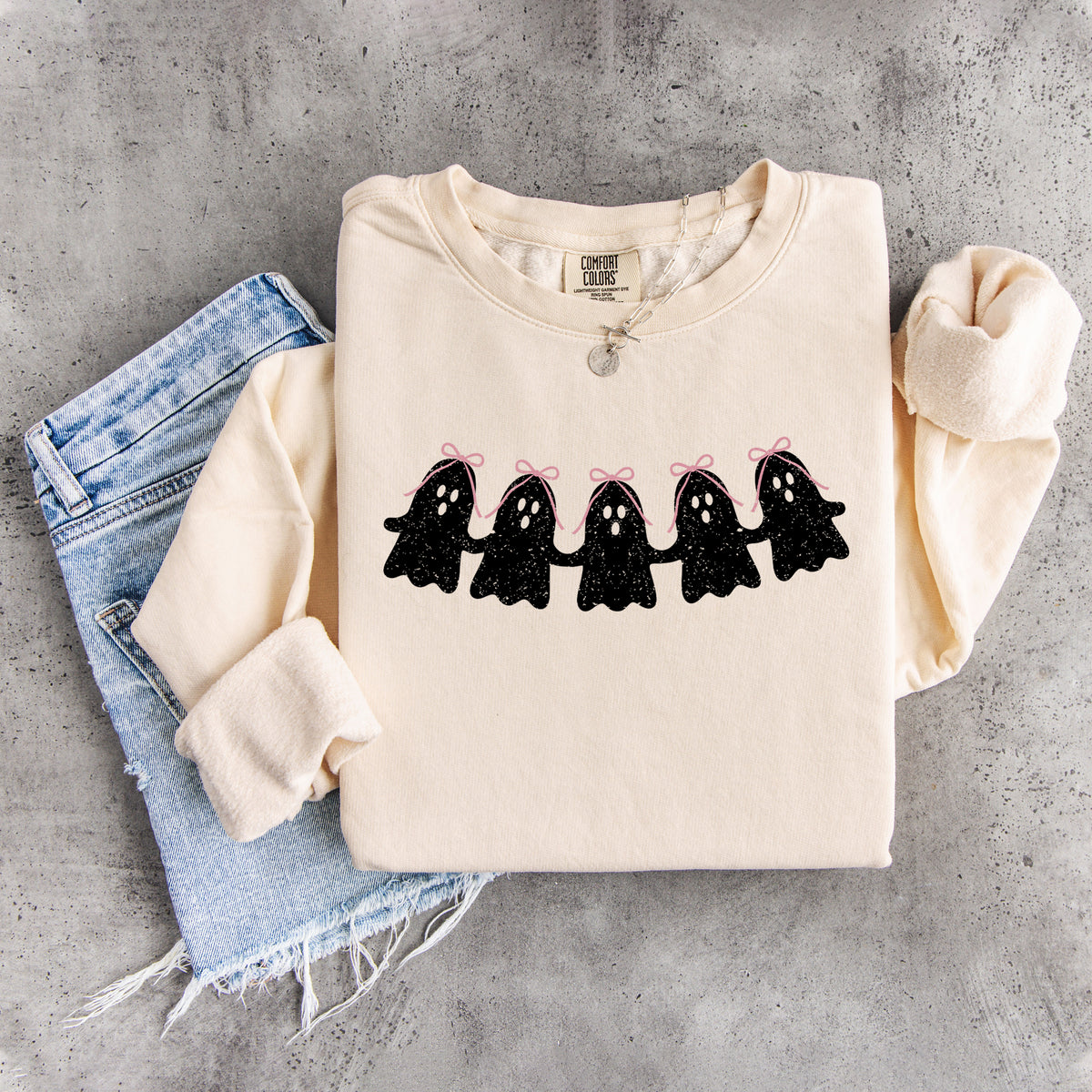 Sudadera polar de Halloween con fantasma y lazo rosa estilo coquette, inspirada en una muñeca de papel
