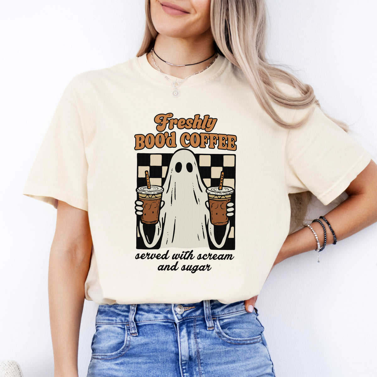 „Freshly Boo'd Coffee“ – Grafik-T-Shirt mit Eiskaffee-Motiv für die Gruselsaison