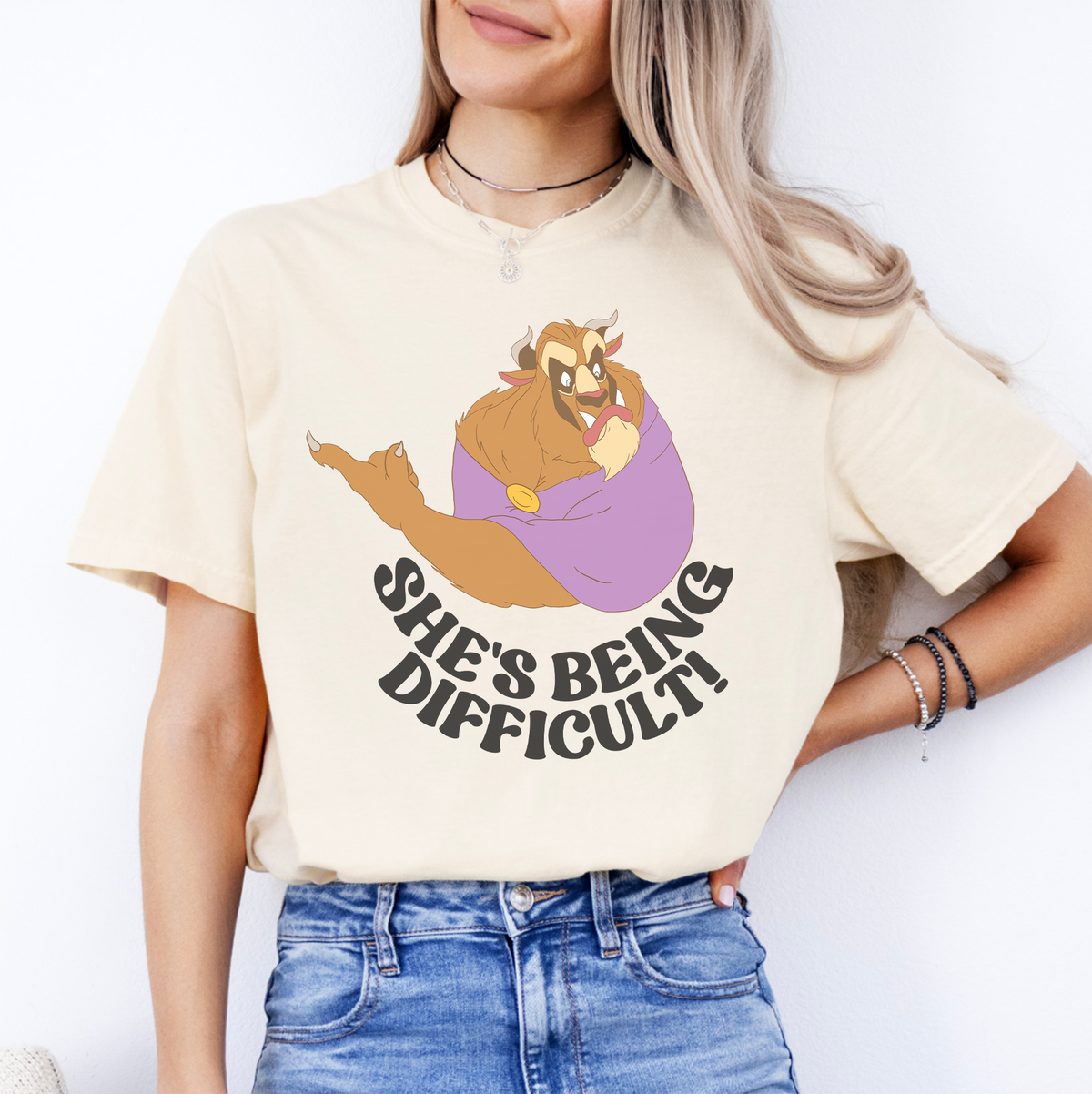 Freches lustiges T-Shirt mit Motiv – \„She's Being Difficult!\“