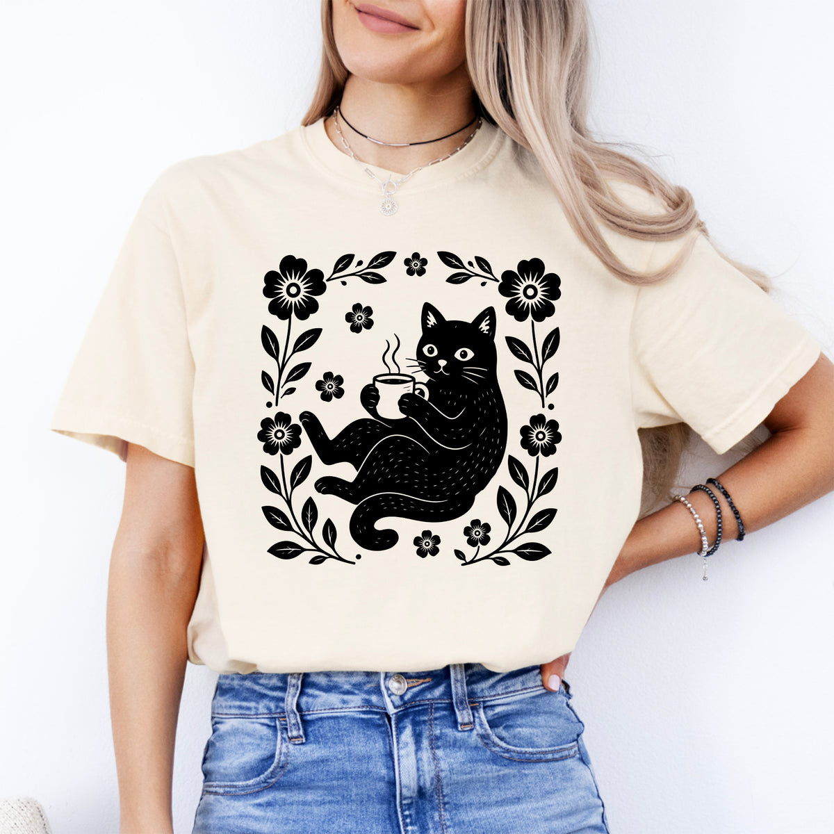 Top gráfico de arte popular cottagecore – Marco floral con \"gato bohemio tomando café\"