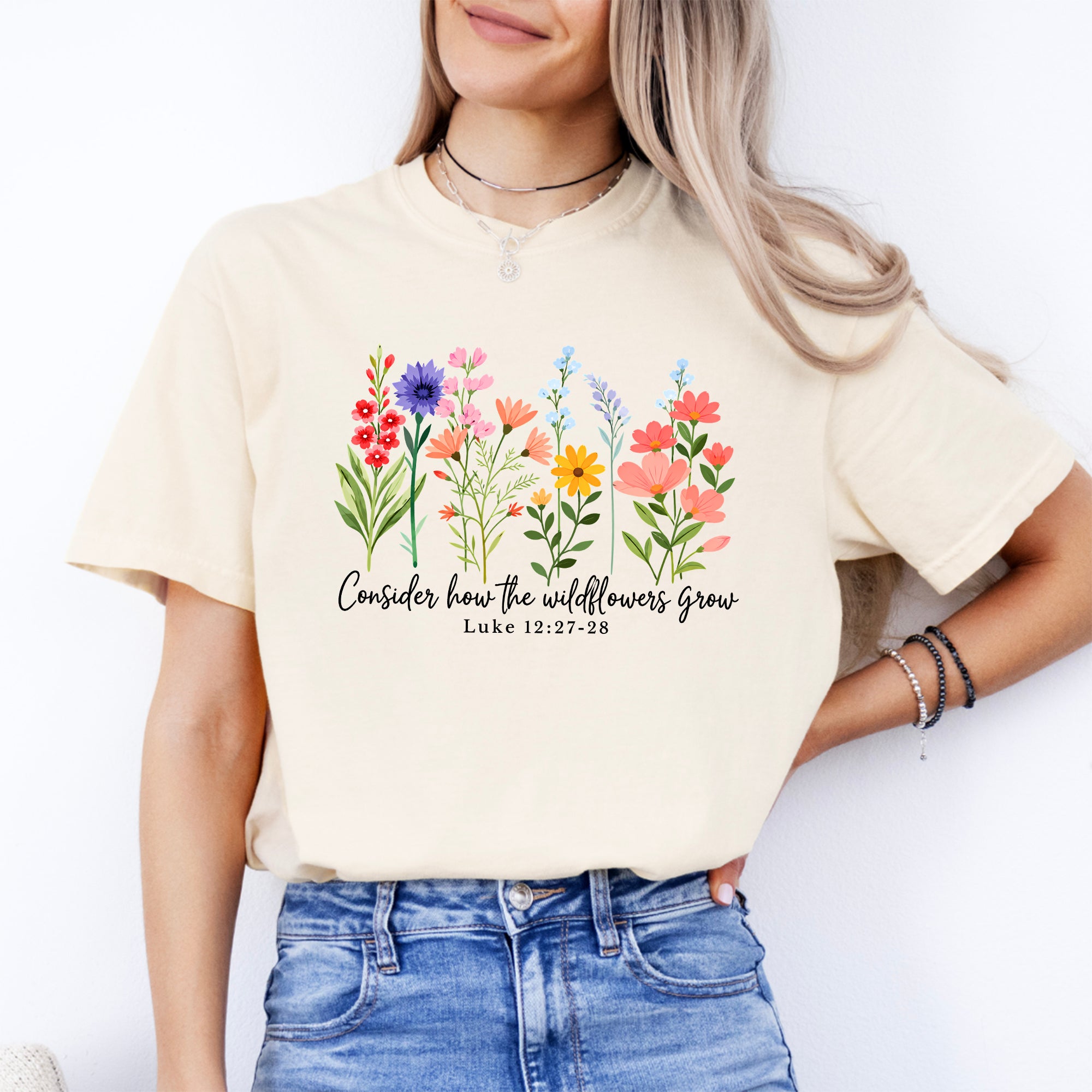 Camiseta con versículo bíblico «Consideren cómo crecen las flores silvestres»