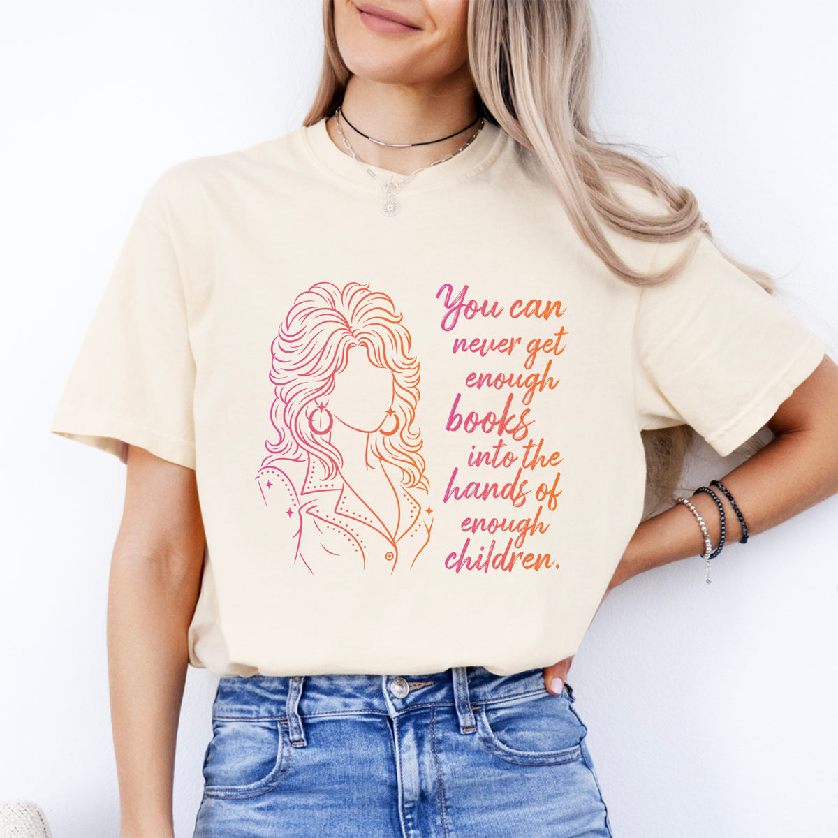 „Von Büchern kann man nie genug bekommen“ – Dolly-Parton-T-Shirt mit Leseförderungs-Motiv