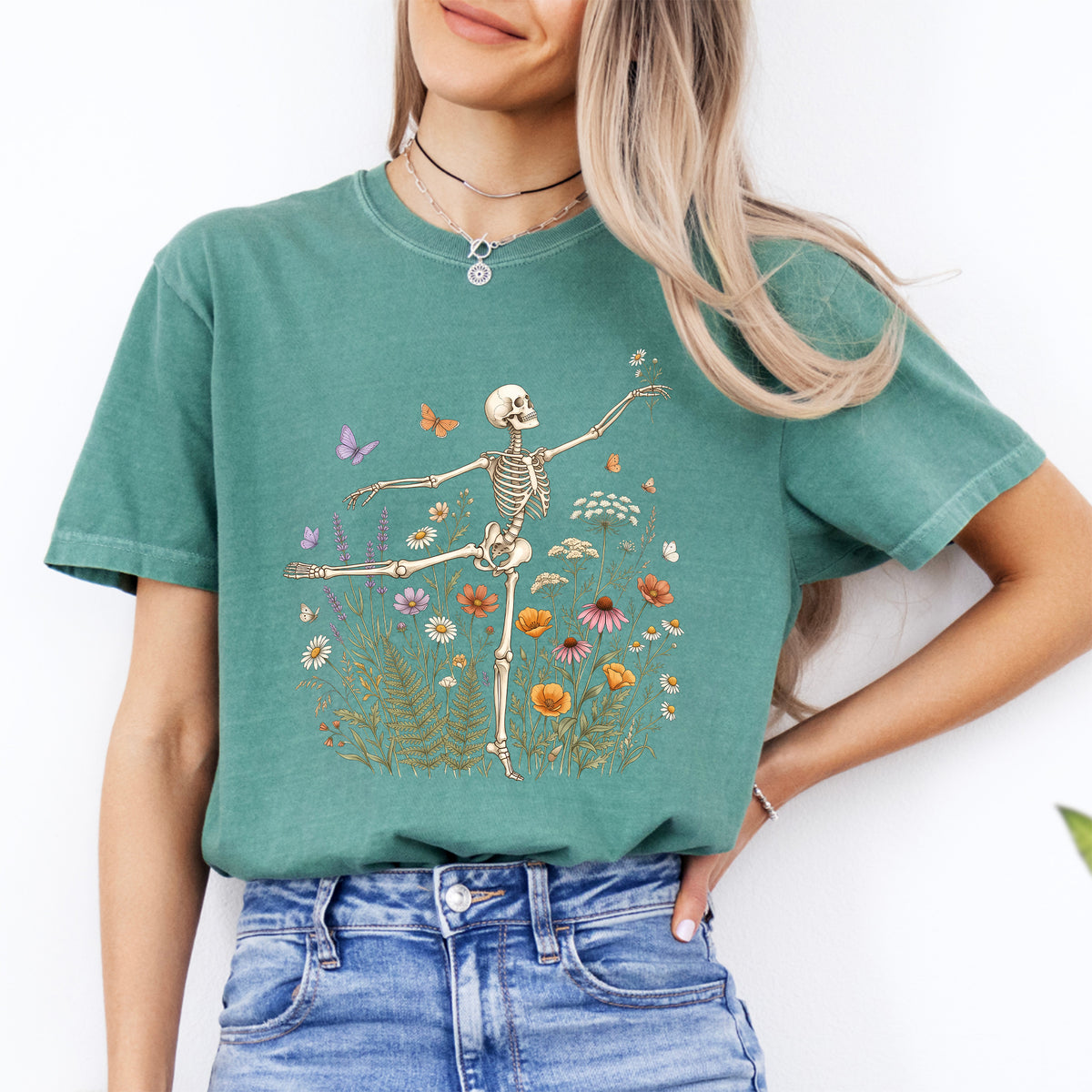 Camiseta con estampado de esqueleto bailando arabesque y flores silvestres – camiseta floral de ballet