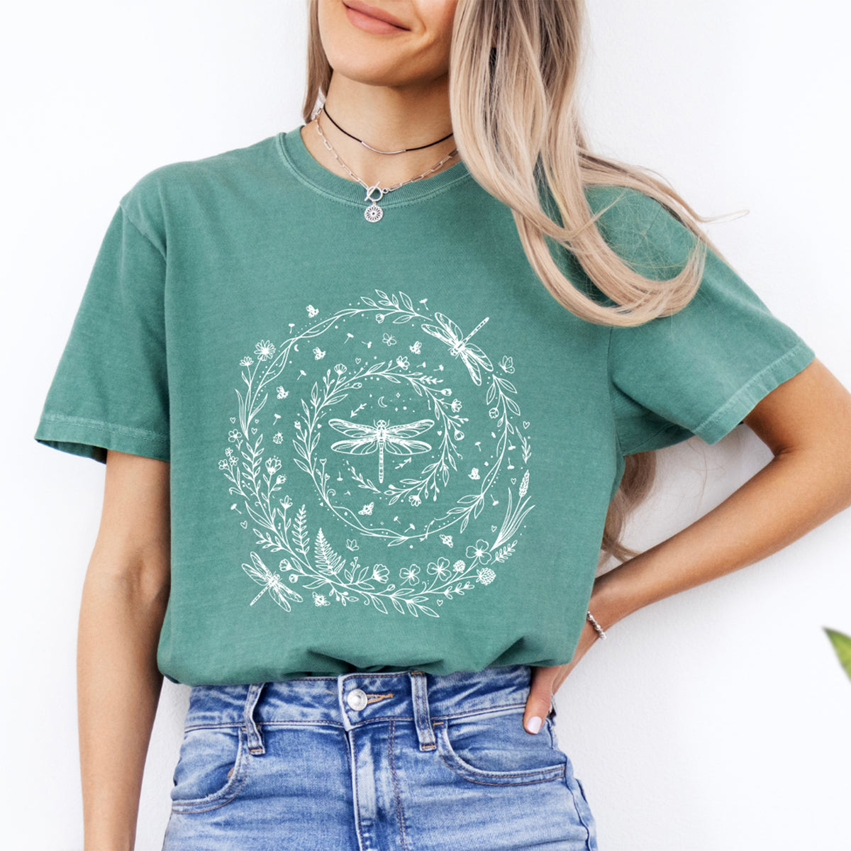Grafik-Oberteil mit botanischem Libellenkranz – Shirt für Naturliebhaber
