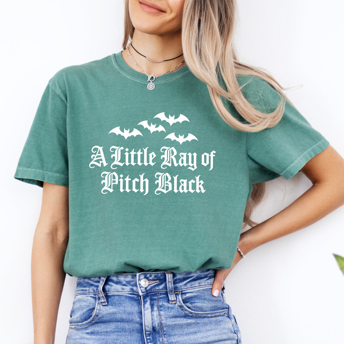 T-shirt brodé « A Little Ray Of Pitch Black »