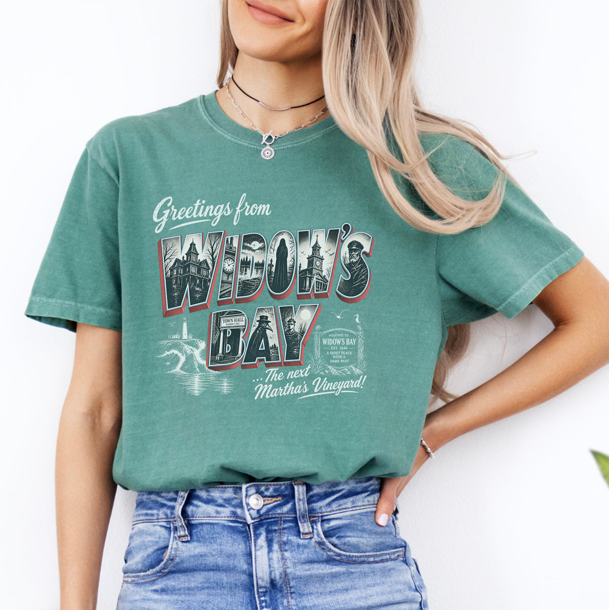 Grüße aus WIDOW'S BAY – T-Shirt mit Küstengotik-Postkartenmotiv