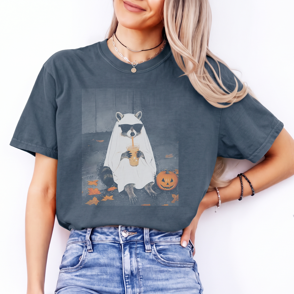 T-Shirt „Geist-Waschbär trinkt Eiskaffee“