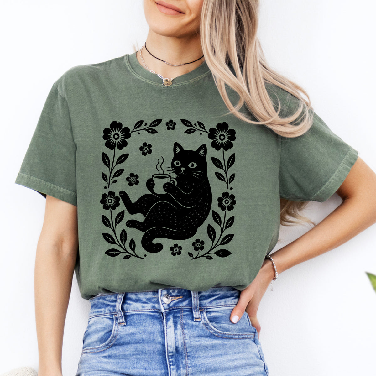 Top gráfico de arte popular cottagecore – Marco floral con \"gato bohemio tomando café\"