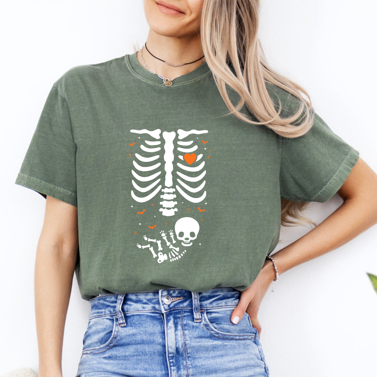 T-shirt graphique de maternité d’Halloween avec radiographie d’un bébé squelette effrayant