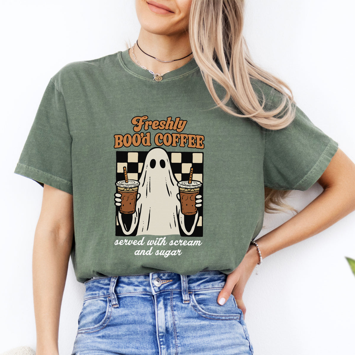 „Freshly Boo'd Coffee“ – Grafik-T-Shirt mit Eiskaffee-Motiv für die Gruselsaison