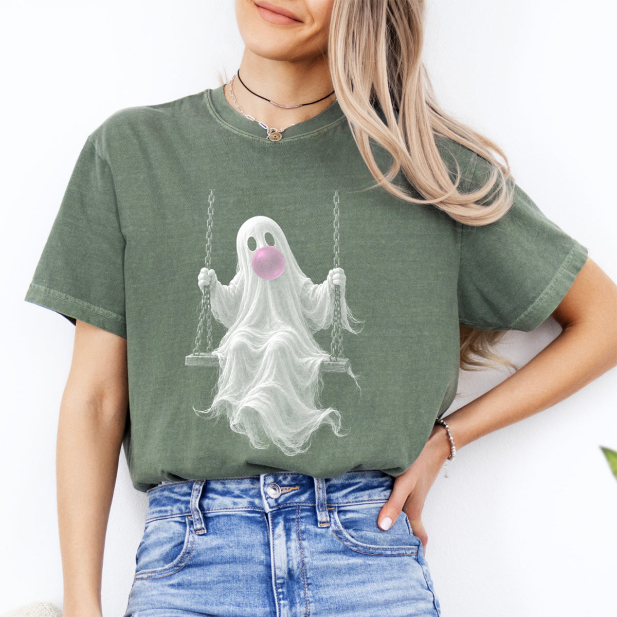 T-shirt graphique avec un adorable fantôme rose bonbon sur une balançoire – T-shirt automnal et spooky