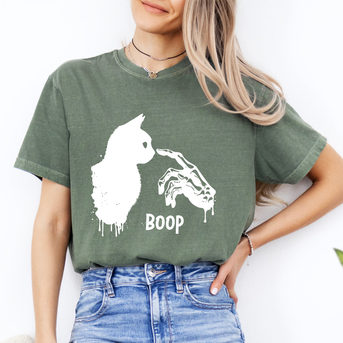 "Boop" Halloween-Grafiktop mit Skelett-Hand und Katze – Gruseliges Kätzchen-Shirt