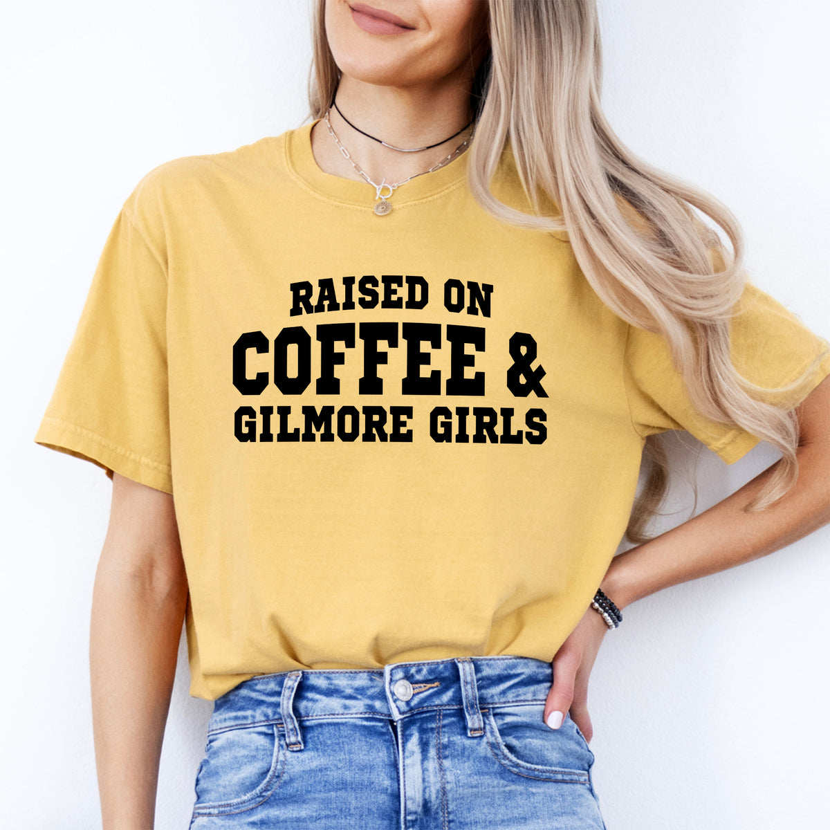 „Mit Kaffee und Gilmore Girls groß geworden“ – Retro-T-Shirt mit Popkulturmotiv und Rundhalsausschnitt
