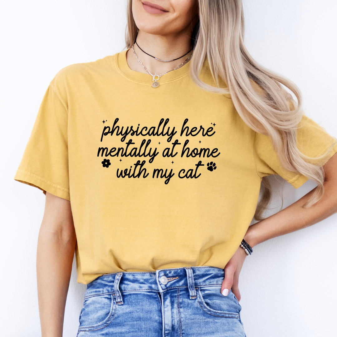 Camiseta «Físicamente aquí, mentalmente en casa con mi gato»