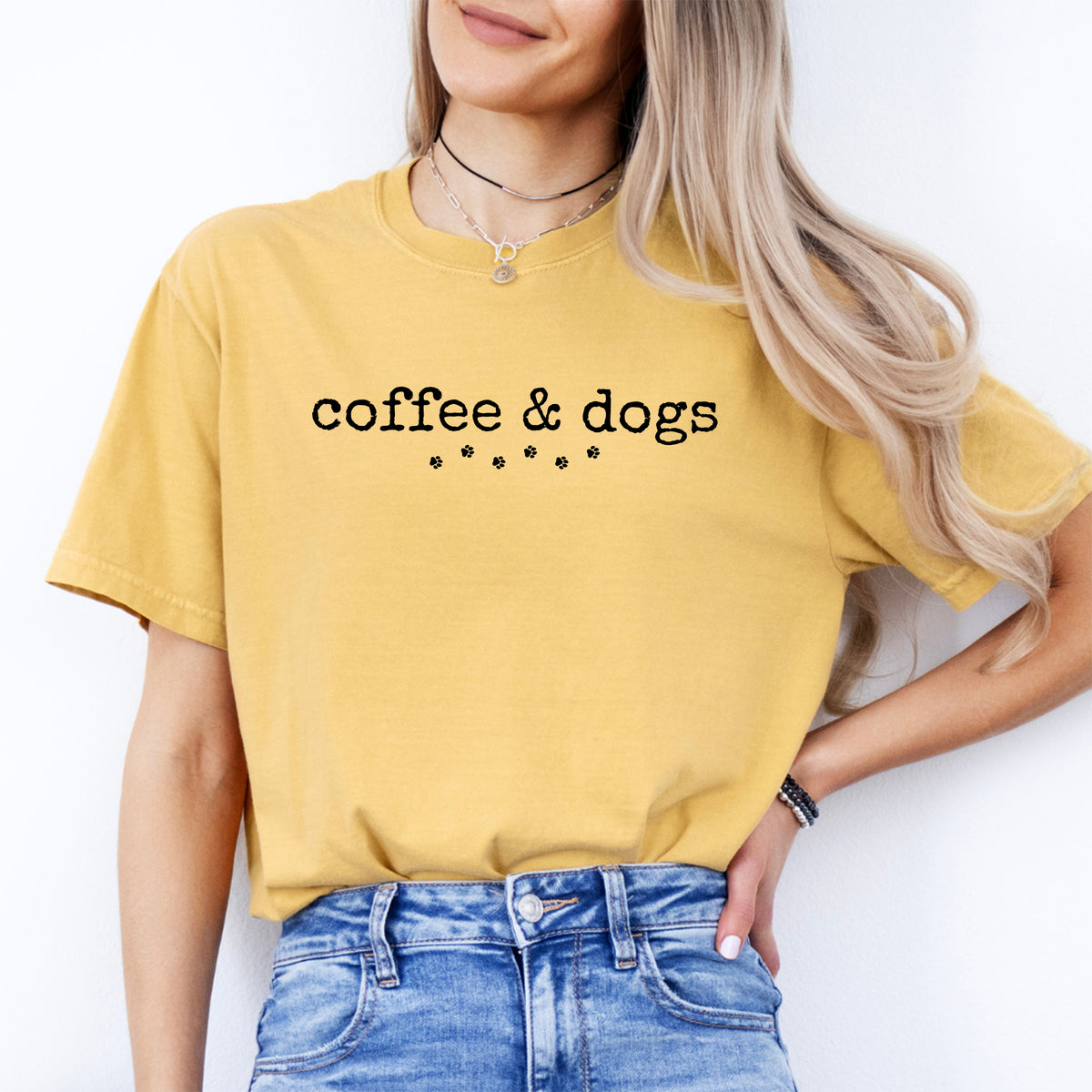 Minimalistisches „coffee & dogs“-Shirt mit Pfotenabdruck-Grafik – T-Shirt für Hundemamas