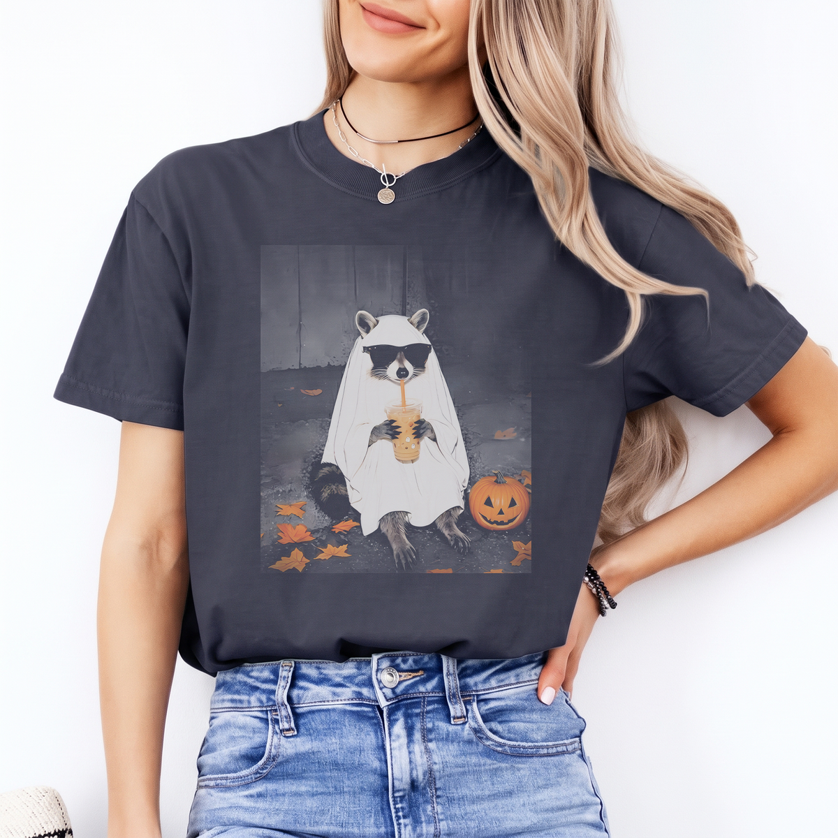 T-Shirt „Geist-Waschbär trinkt Eiskaffee“