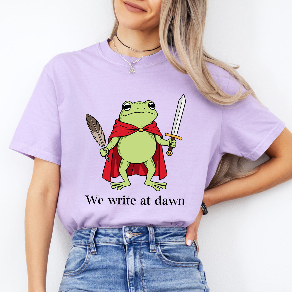 Grafik-T-Shirt mit Frosch-Schriftsteller im Umhang und dem Aufdruck „We Write at Dawn“