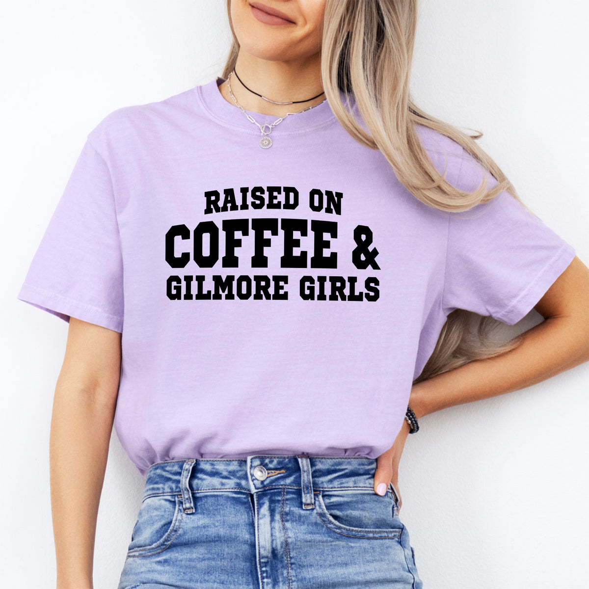 „Mit Kaffee und Gilmore Girls groß geworden“ – Retro-T-Shirt mit Popkulturmotiv und Rundhalsausschnitt
