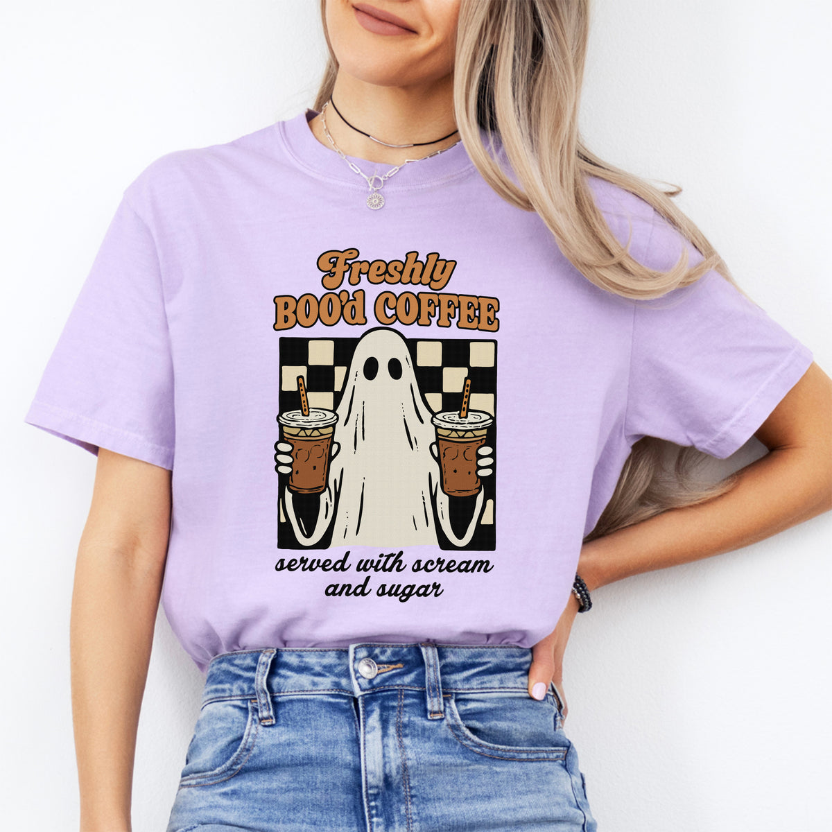 „Freshly Boo'd Coffee“ – Grafik-T-Shirt mit Eiskaffee-Motiv für die Gruselsaison