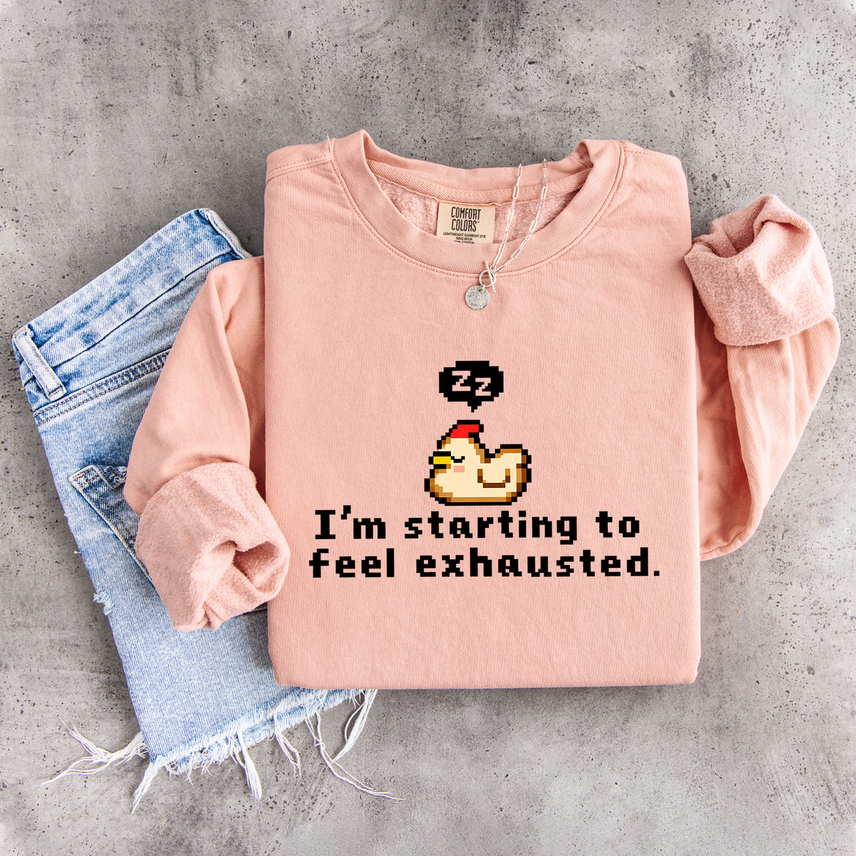 „Ich fühle mich langsam erschöpft“ – Sweatshirt mit verschlafenem Pixel-Huhn