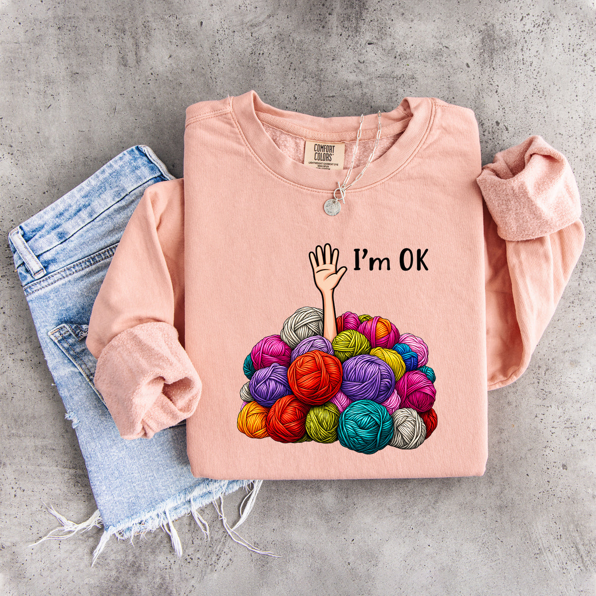 Sudadera de humor para amantes del hilo y las madejas de tejer: «Estoy bien»