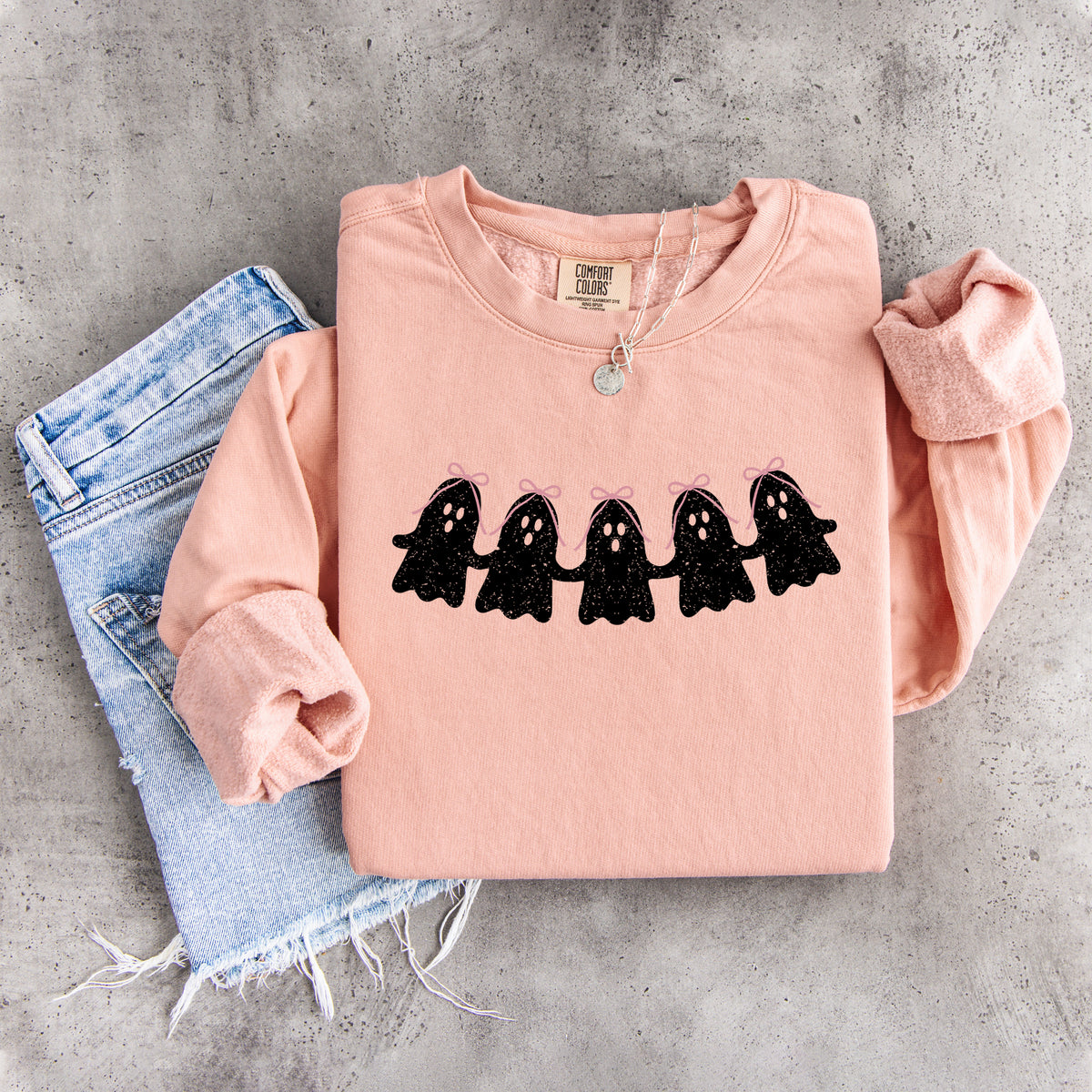 Sudadera polar de Halloween con fantasma y lazo rosa estilo coquette, inspirada en una muñeca de papel