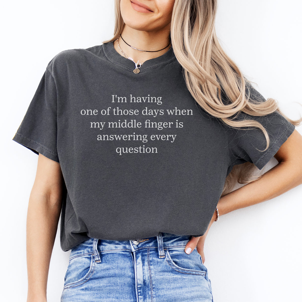 Nahbarer Graphic-Top mit Arbeitsalltags-Humor – „Ich habe einen dieser Tage, an denen mein Mittelfinger jede Frage beantwortet“