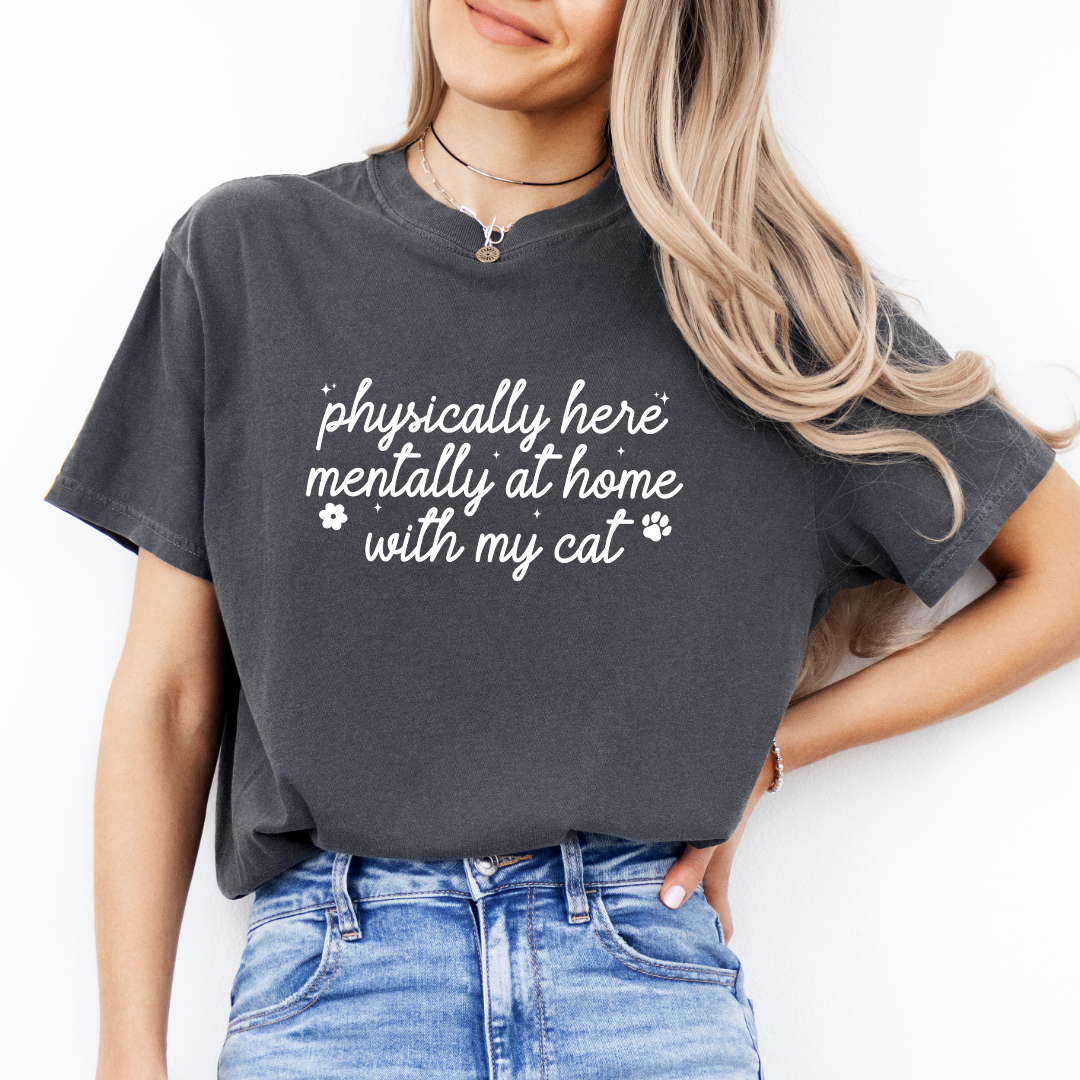 Camiseta «Físicamente aquí, mentalmente en casa con mi gato»