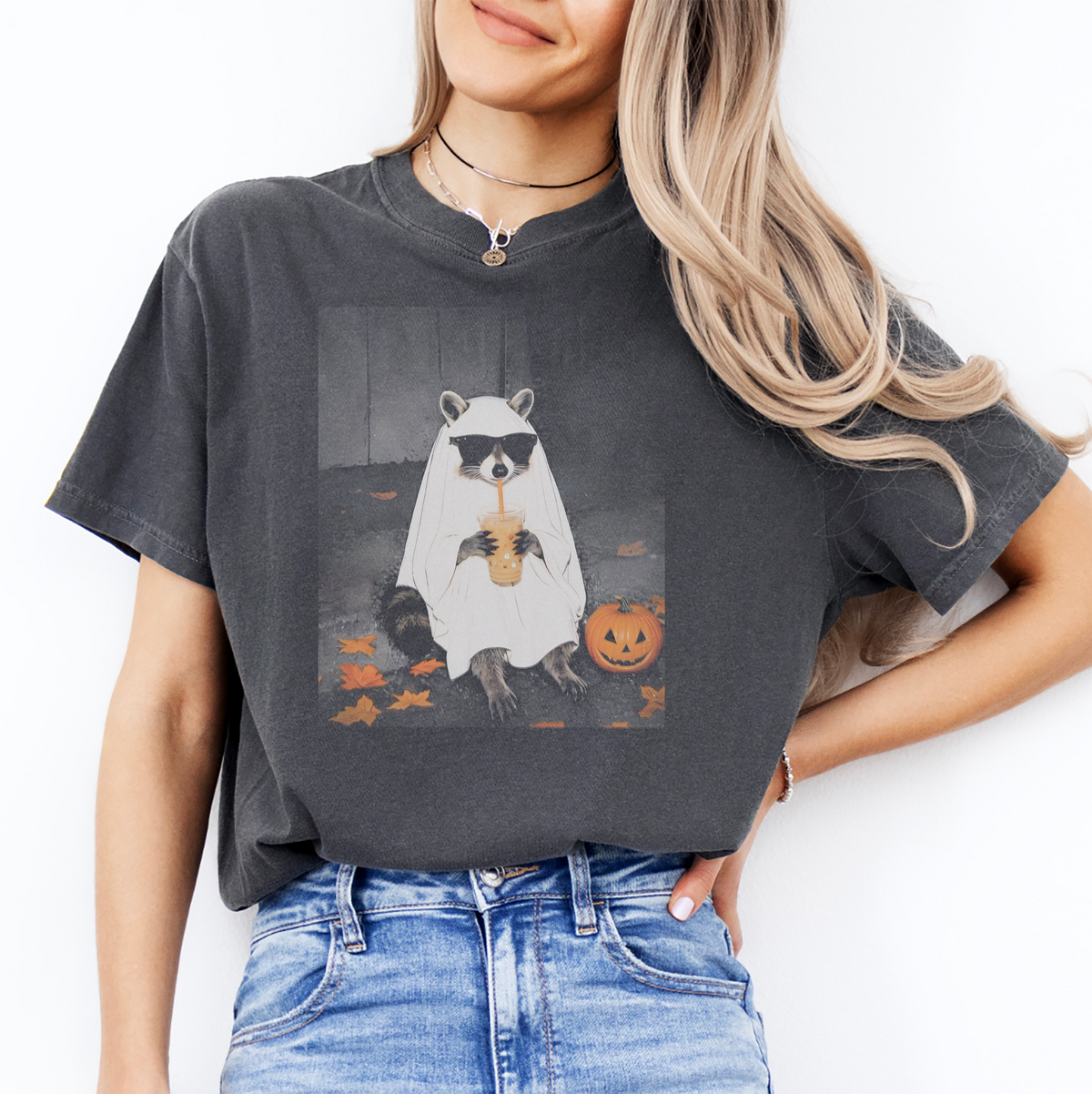 T-Shirt „Geist-Waschbär trinkt Eiskaffee“