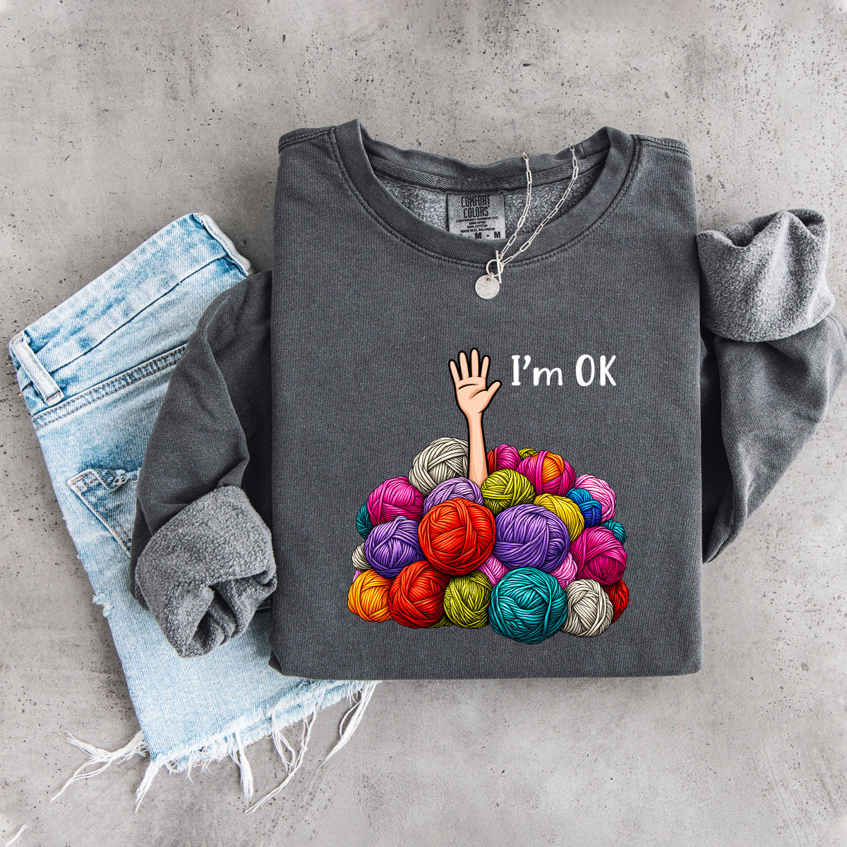Sudadera de humor para amantes del hilo y las madejas de tejer: «Estoy bien»