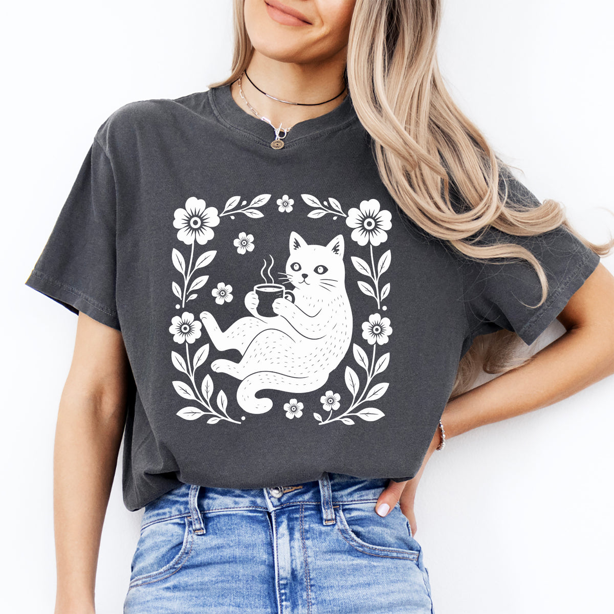 Top gráfico de arte popular cottagecore – Marco floral con \"gato bohemio tomando café\"