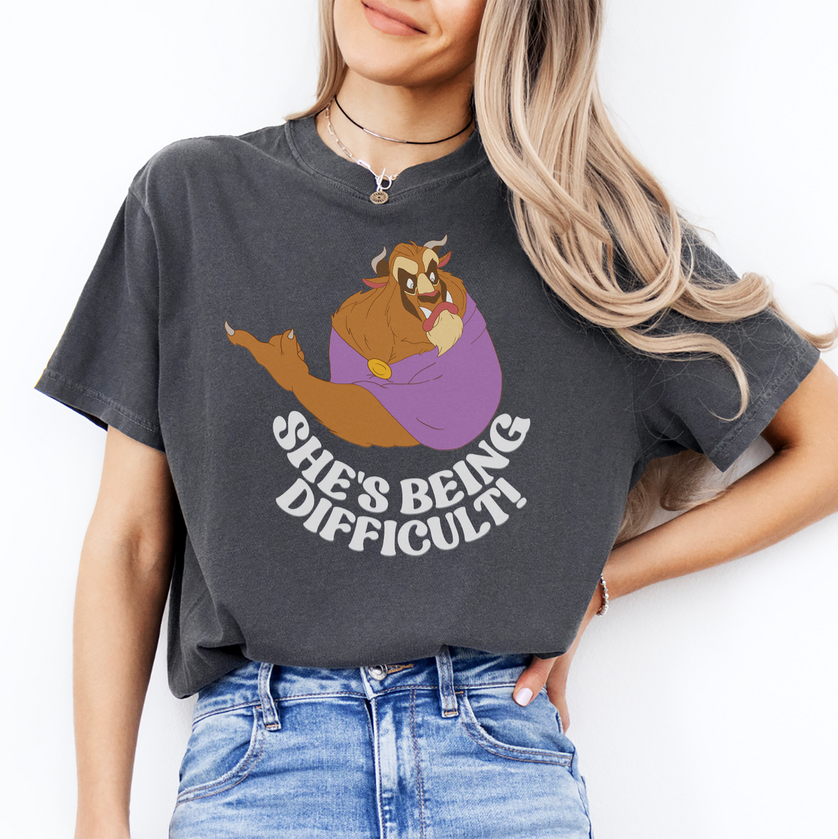 Freches lustiges T-Shirt mit Motiv – \„She's Being Difficult!\“