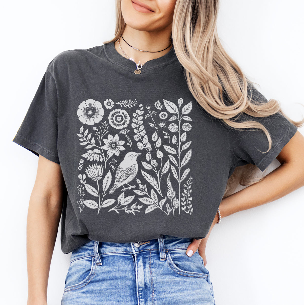 Grafik-Top mit botanischen Wildblumen und einem Linolschnitt-Singvogel