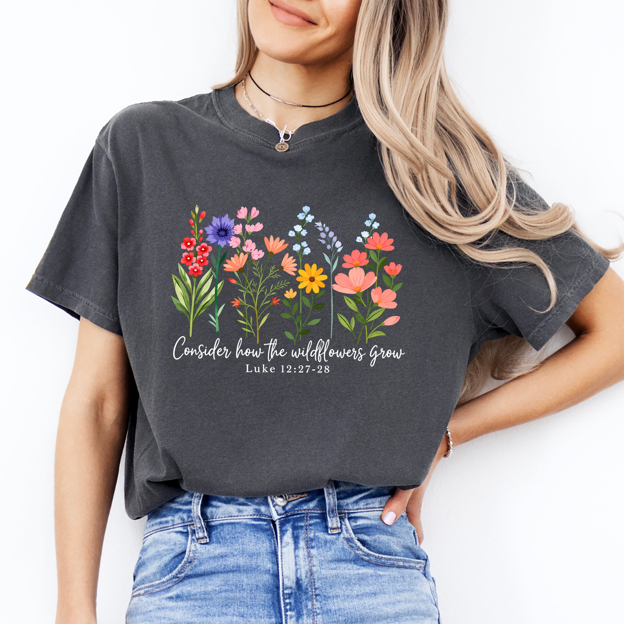 Camiseta con versículo bíblico «Consideren cómo crecen las flores silvestres»
