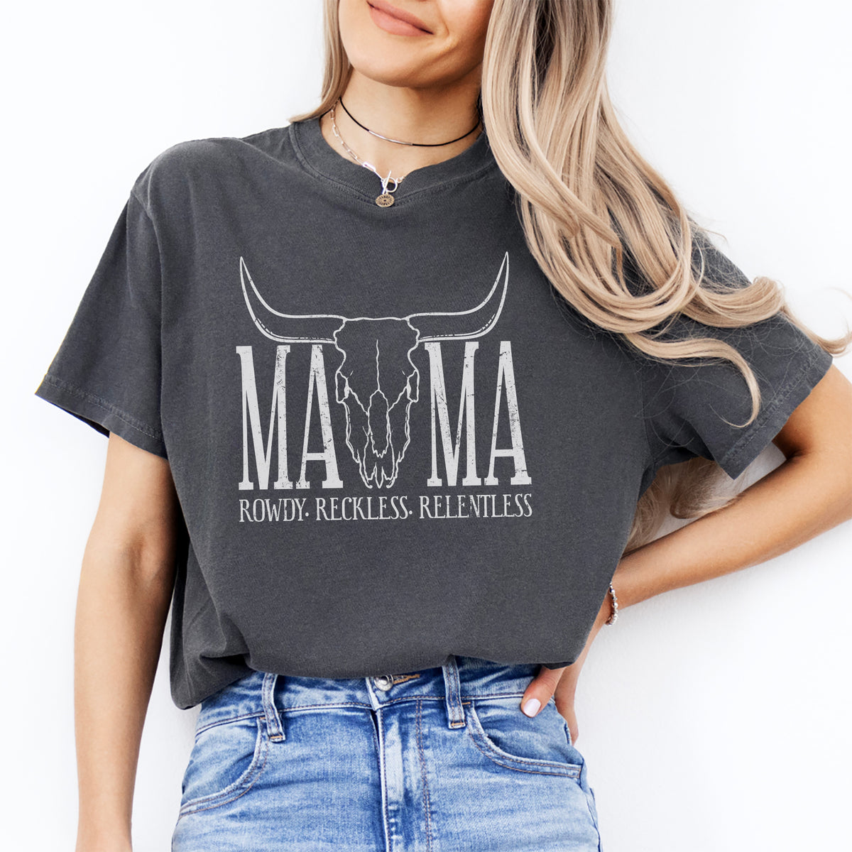 Camiseta informal western de mamá vaquera de rodeo – «MAMÁ: ALBOROTADA, IMPRUDENTE, INCANSABLE»