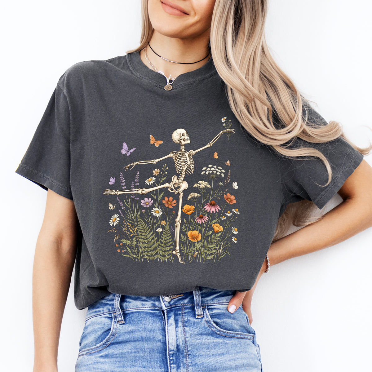 Camiseta con estampado de esqueleto bailando arabesque y flores silvestres – camiseta floral de ballet