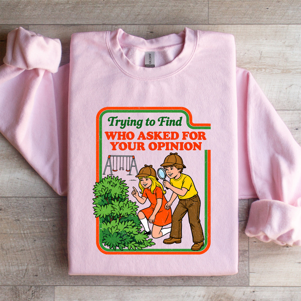 Sweat-shirt ras du cou rétro d’enfant détective au ton sarcastique – « J’essaie de trouver qui a demandé ton avis »