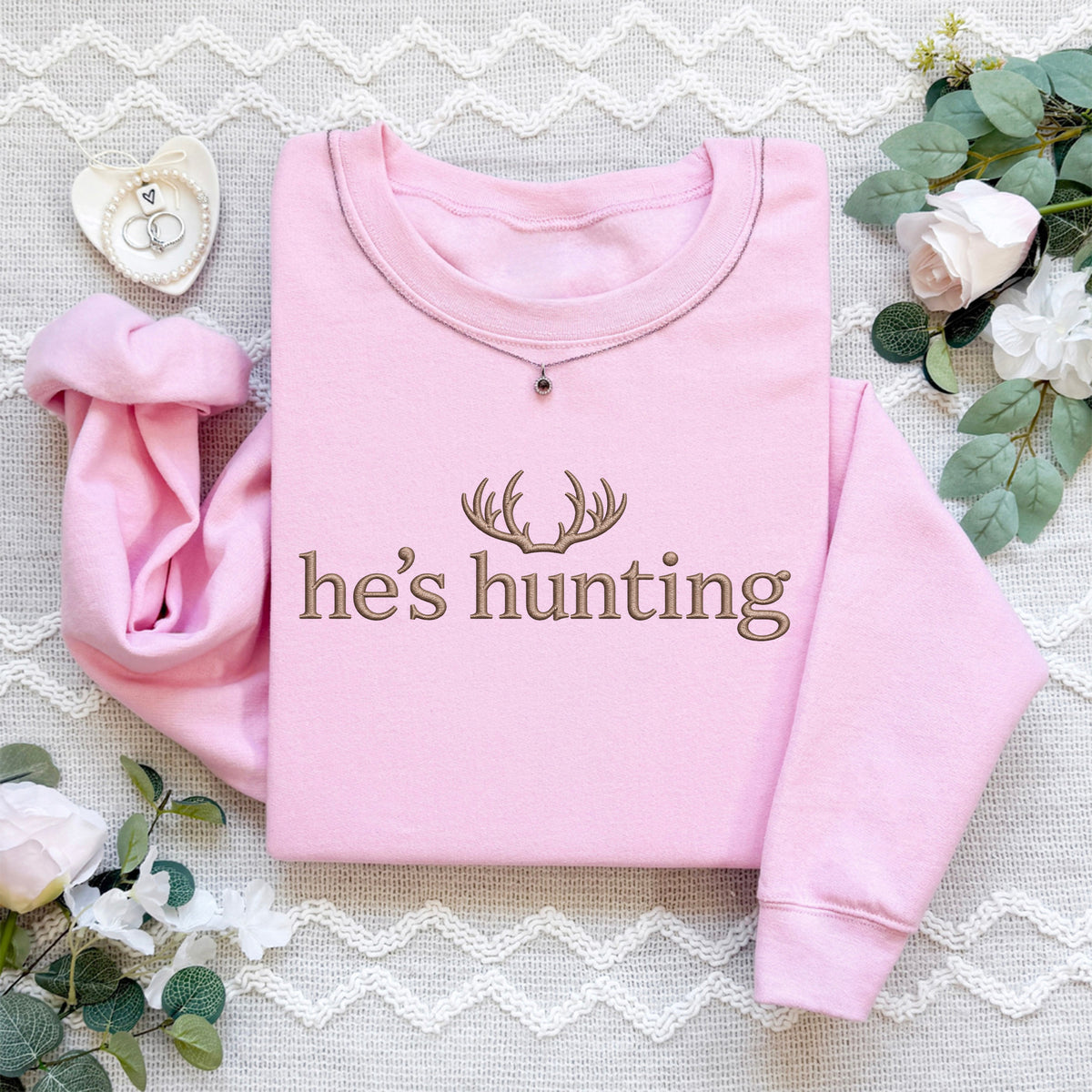 Besticktes Sweatshirt „He's Hunting“