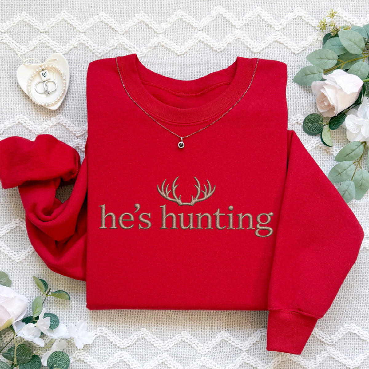 Besticktes Sweatshirt „He's Hunting“