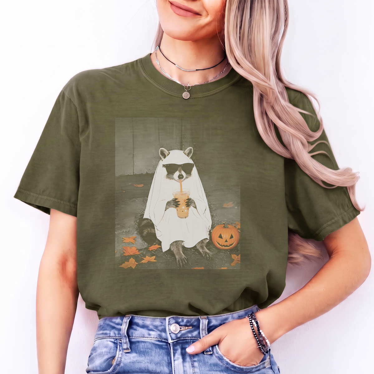 T-Shirt „Geist-Waschbär trinkt Eiskaffee“