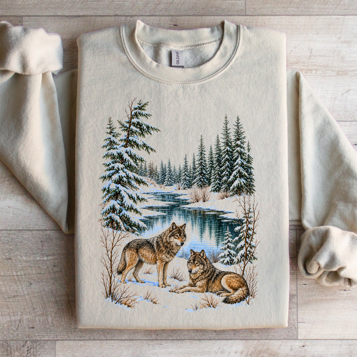 Fleece-Sweatshirt mit Rundhalsausschnitt – Wölfe in der winterlichen Wildnis